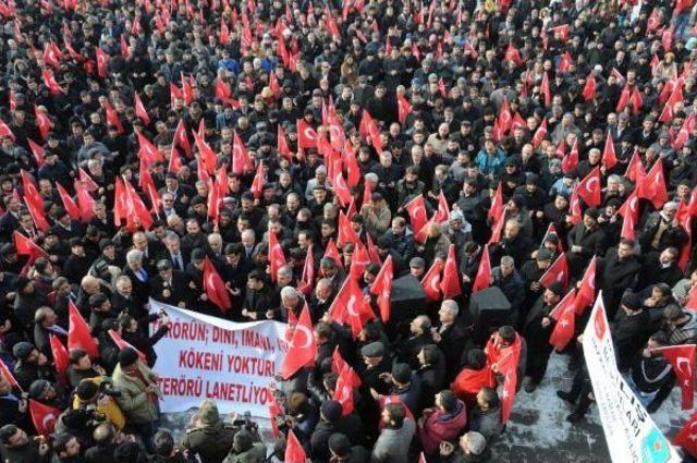 Hakkari'de Binlerce Kişi Terörü Protesto Etti