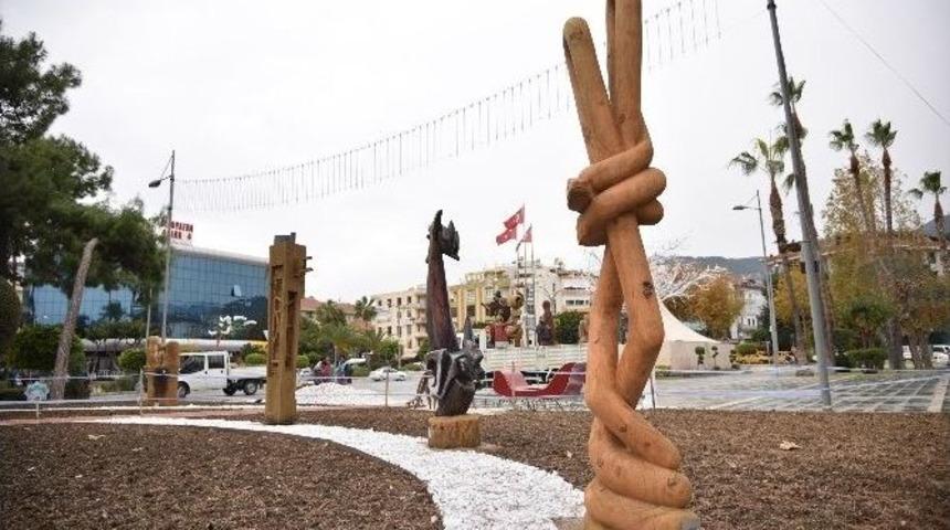 Alanya&rsquo;da Ahşap Heykeller Lale Parkı&rsquo;na Konuldu