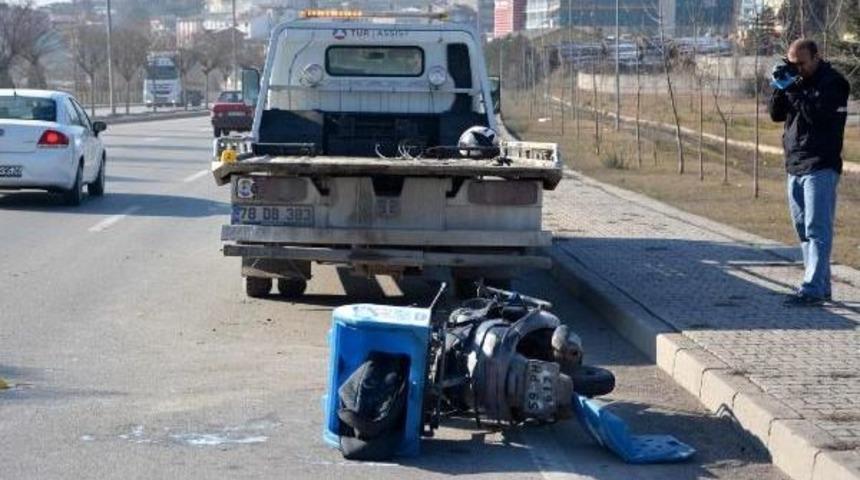 Motosikletiyle &Ccedil;ekiciye &Ccedil;arpan &Uuml;niversiteli Pizza Dağıtıcısı &Ouml;ld&uuml;