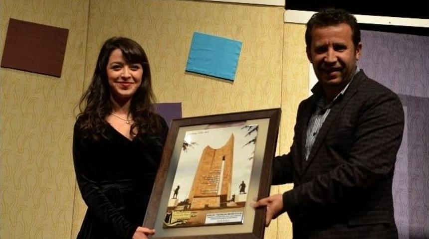 Boz&uuml;y&uuml;k&rsquo;te &ldquo;komik Para&rdquo; Adlı Tiyatro Oyunu Sahnelendi