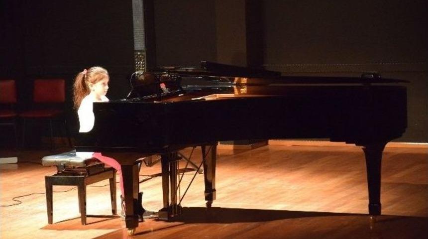 Piyano Ve Gitarın Uyumu M&uuml;zikseverleri Hayran Bıraktı