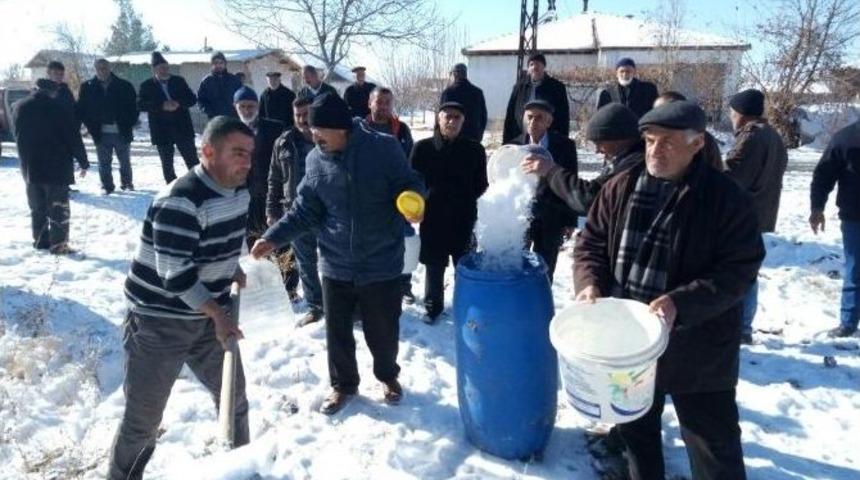 Su Sıkıntısı Yaşayan K&ouml;yl&uuml;lerden İlgin&ccedil; &Ccedil;&ouml;z&uuml;m