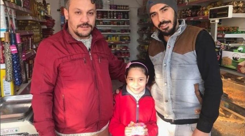 Minik Nesibe Halep İ&ccedil;in Kumbarasını Bağışladı