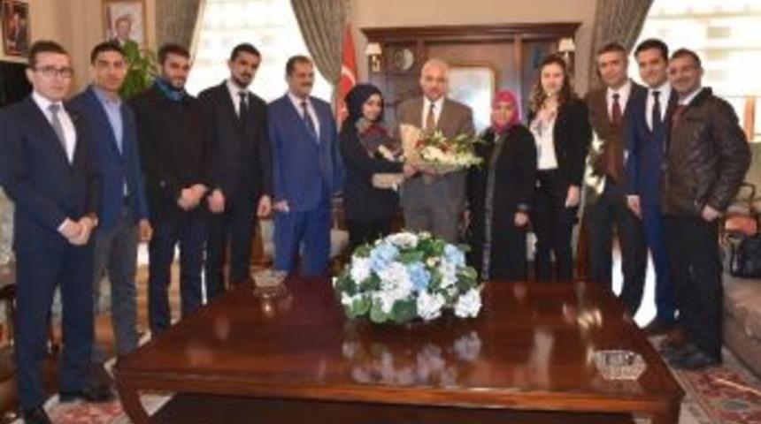 G&ouml;&ccedil;menler T&uuml;rkiye&rsquo;de Olmaktan Memnun