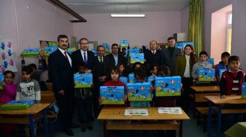 Yabancı Uyruklu &Ouml;ğrencilere Eğitim Seti Dağıtıldı