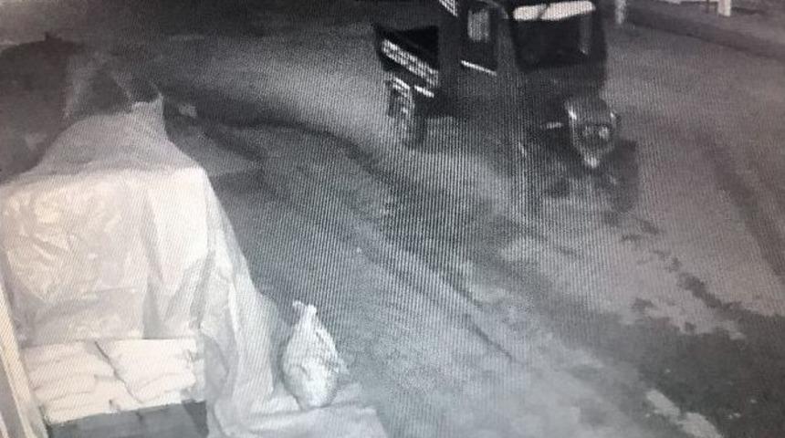 Pat-pat Hırsızları Kameraya Yakalandı