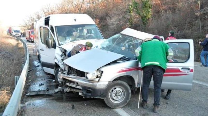 Keşan&rsquo;Da Yolcu Minib&uuml;s&uuml;yle Kamyonet &Ccedil;arpıştı: 8 Yaralı