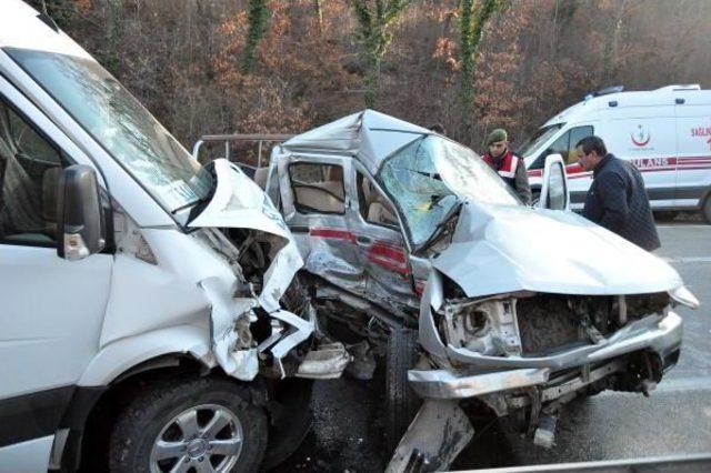 Keşan&rsquo;Da Yolcu Minib&uuml;s&uuml;yle Kamyonet &Ccedil;arpıştı: 8 Yaralı 1