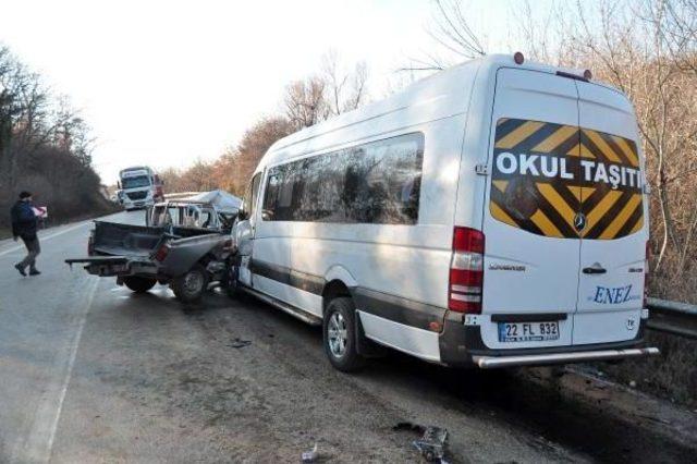 Keşan&rsquo;Da Yolcu Minib&uuml;s&uuml;yle Kamyonet &Ccedil;arpıştı: 8 Yaralı 2