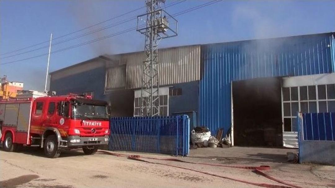 Geri D&ouml;n&uuml;ş&uuml;m D&uuml;kkanında &Ccedil;ıkan Yangın Paniğe Neden Oldu