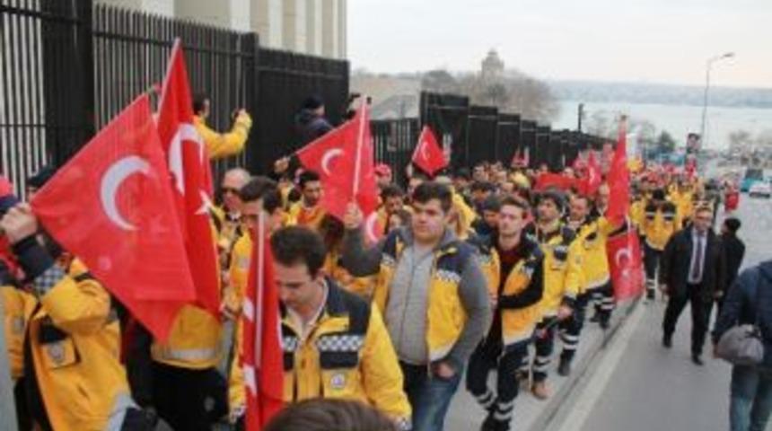 Sağlık&ccedil;ılar Şehitler İ&ccedil;in Y&uuml;r&uuml;d&uuml;