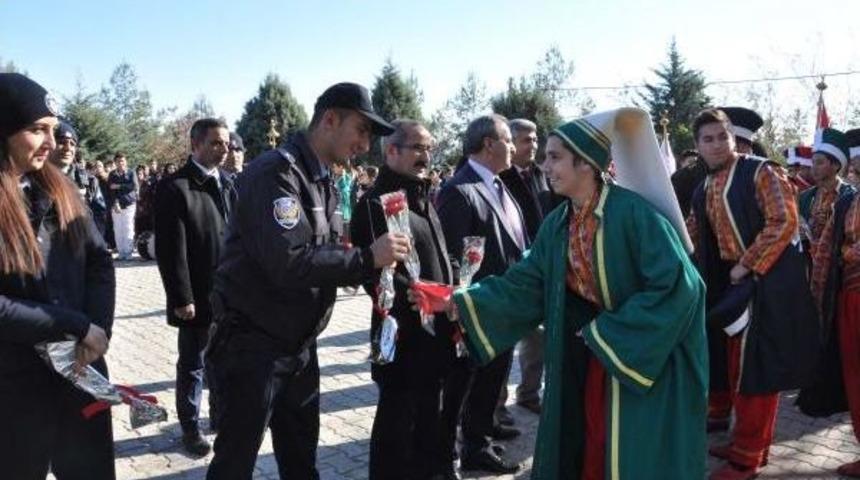&Ouml;ğrenciler Ihbarla Okula &Ccedil;ağırdığı Polise Mehter S&uuml;rprizi