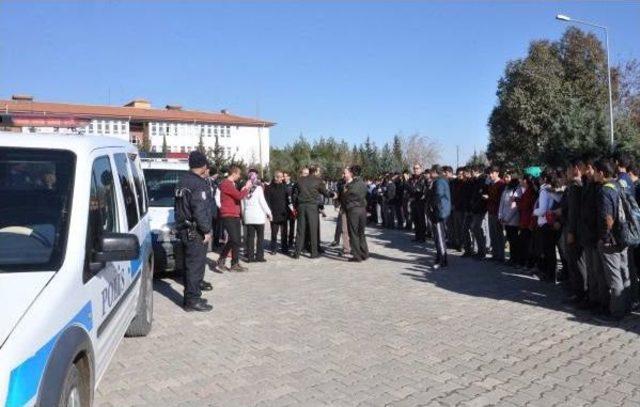 Öğrenciler Ihbarla Okula Çağırdığı Polise Mehter Sürprizi