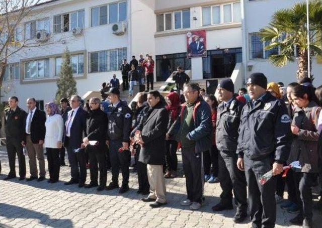 Öğrenciler Ihbarla Okula Çağırdığı Polise Mehter Sürprizi