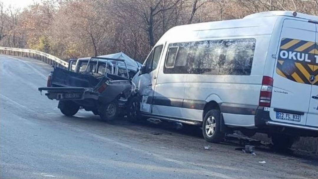 Kamyonet Yolcu Minib&uuml;s&uuml;ne &Ccedil;arptı: 8 Yaralı