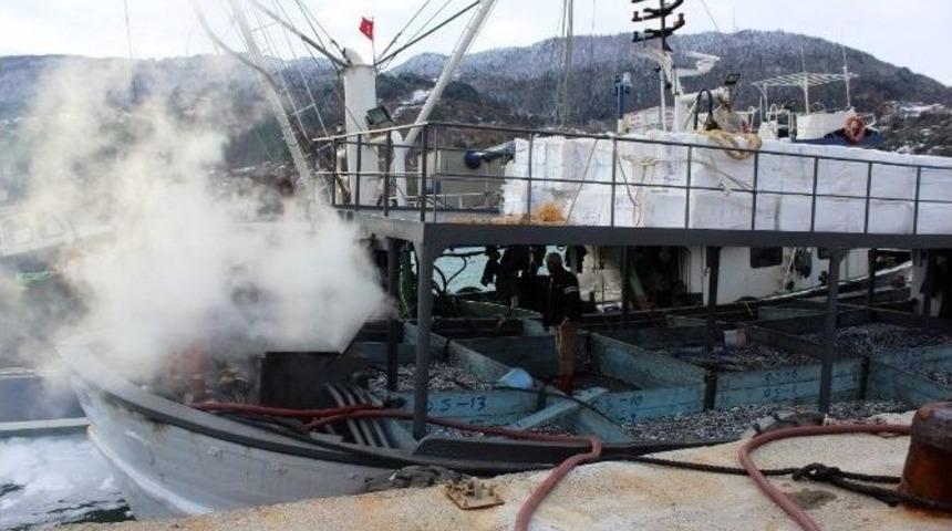 A&ccedil;ıkta Avlanan Teknede &Ccedil;ıkan Yangını İtfaiye S&ouml;nd&uuml;rd&uuml;