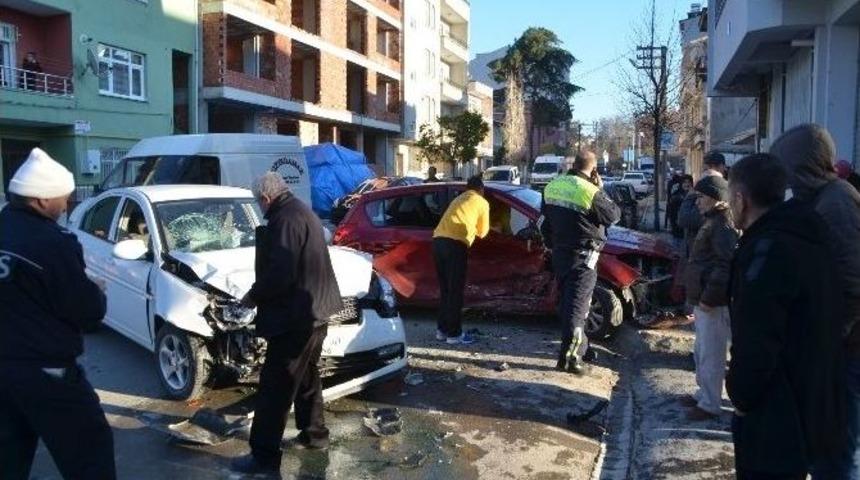 Bafra&rsquo;da 2 Otomobil &Ccedil;arpıştı: 3 Yaralı