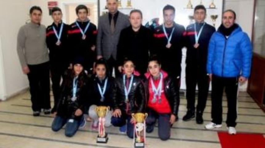 Müdür Alp, Başarılı Atletleri Kabul Etti