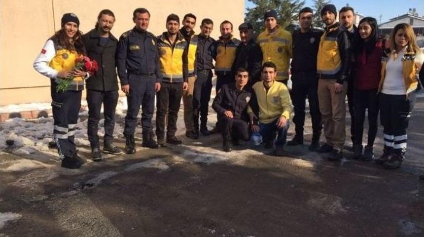 Sağlıkçılardan Polislere Karanfilli Moral Ziyareti