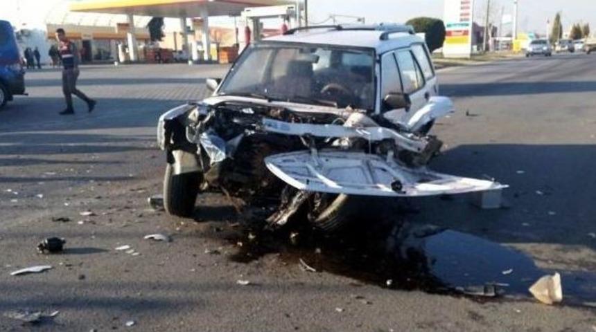 Manisa&rsquo;da İki Otomobil Kafa Kafaya &Ccedil;arpıştı: 3 Yaralı