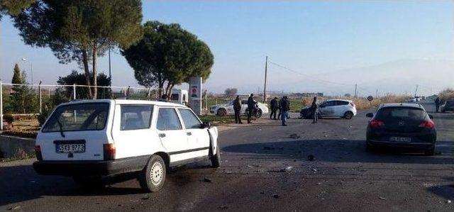 Manisa’da İki Otomobil Kafa Kafaya Çarpıştı: 3 Yaralı