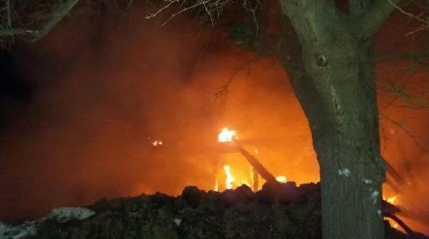 Ahşap Evdeki Yangında Yanarak &Ouml;ld&uuml;