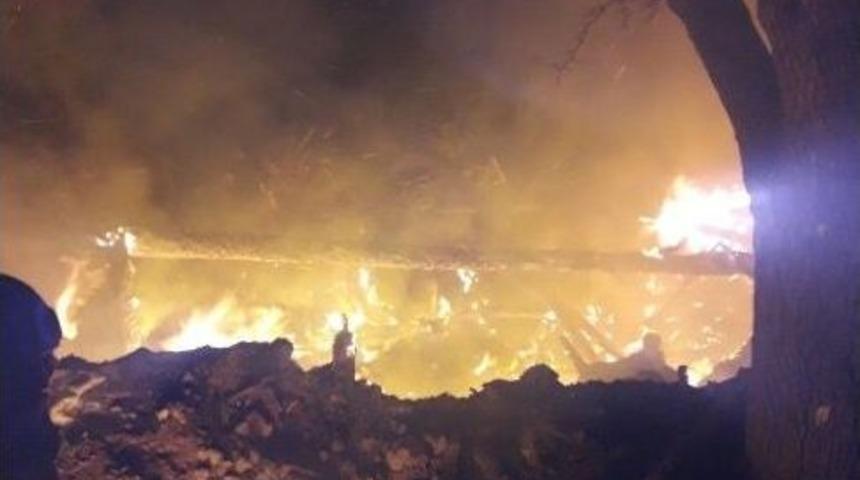 Yaşlı Adam Evinde &Ccedil;ıkan Yangında Yanarak Yaşamını Yitirdi