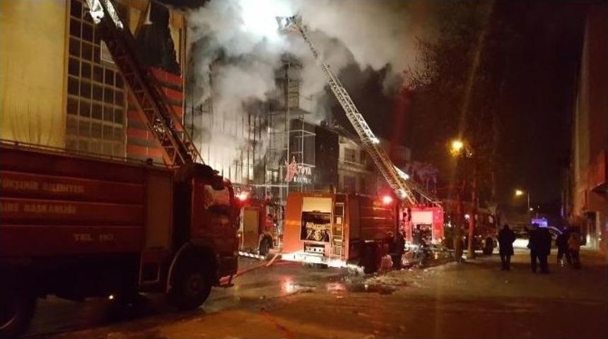 Başkent&rsquo;te 3 Katlı Mobilya Mağazası Alevlere Teslim Oldu