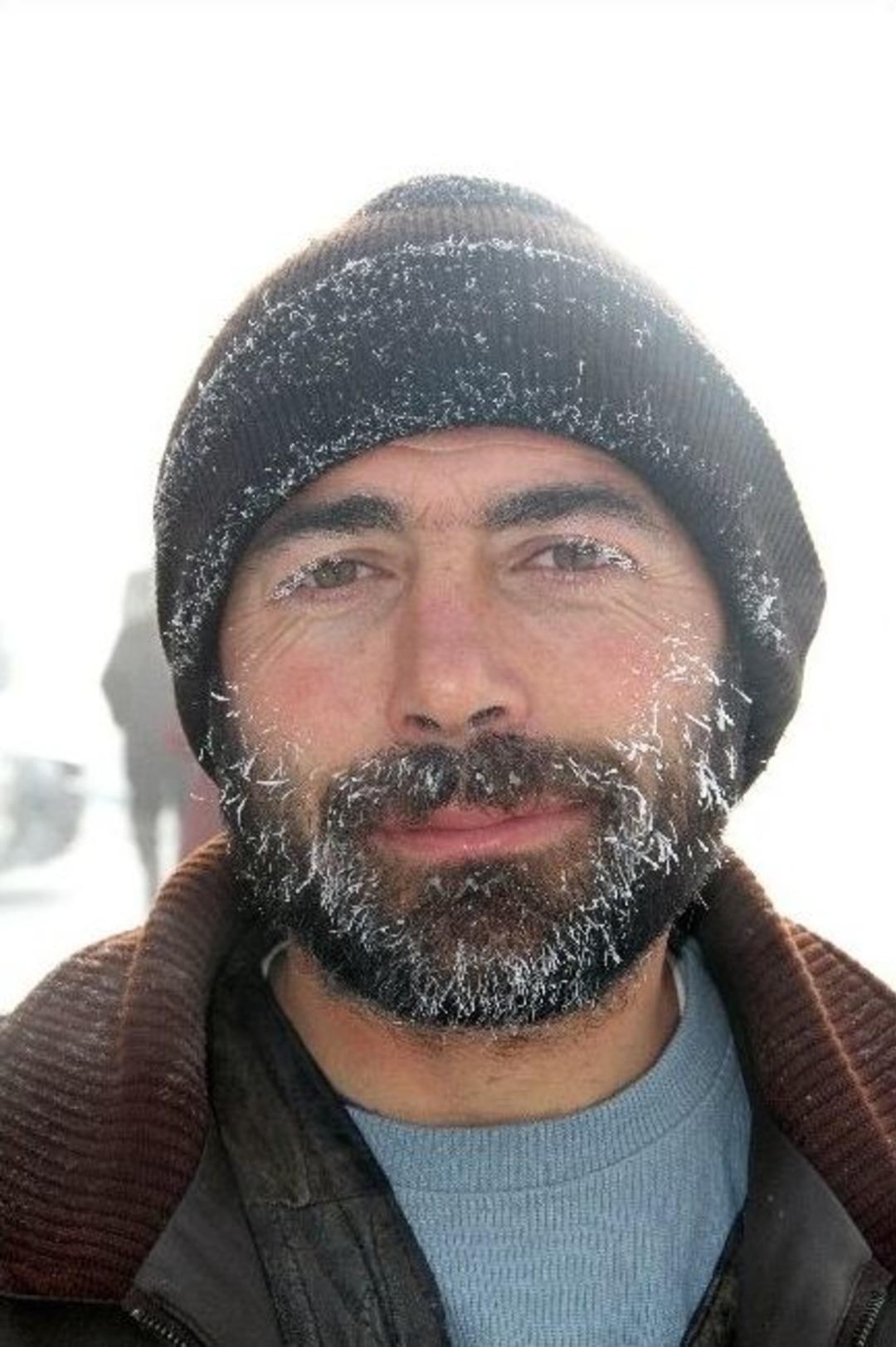 Soğuktan Kirpikleri Ve Kaşları Dondu