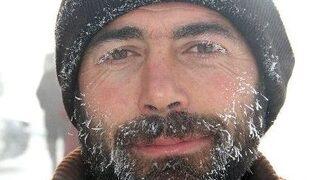 Soğuktan Kirpikleri Ve Kaşları Dondu