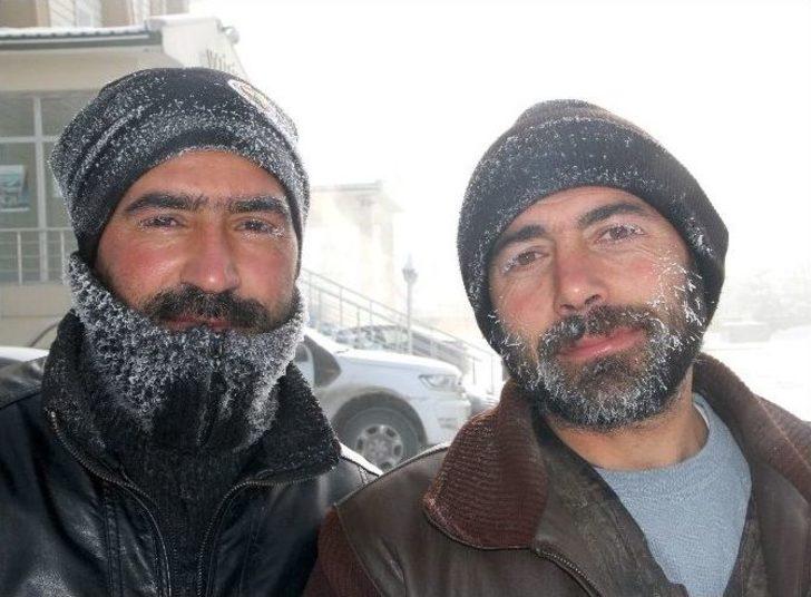 Soğuktan Kirpikleri Ve Kaşları Dondu G1