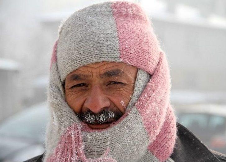 Soğuktan Kirpikleri Ve Kaşları Dondu G2