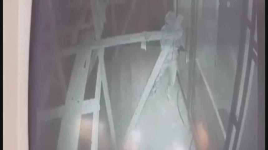 Hırsızların Elektrik&ccedil;iyi 30 Saniyede Soyma Anı G&uuml;venlik Kamerasına Takıldı...(&ouml;zel Haber)