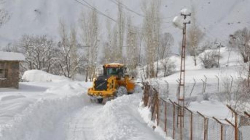 Hakkari&rsquo;de 8 K&ouml;y Ve 19 Mezra Yolu Ulaşıma Kapandı
