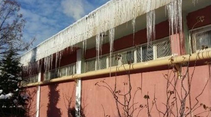 &Ccedil;atılardaki Buz Sarkıtları İnsan Boyunu Ge&ccedil;ti