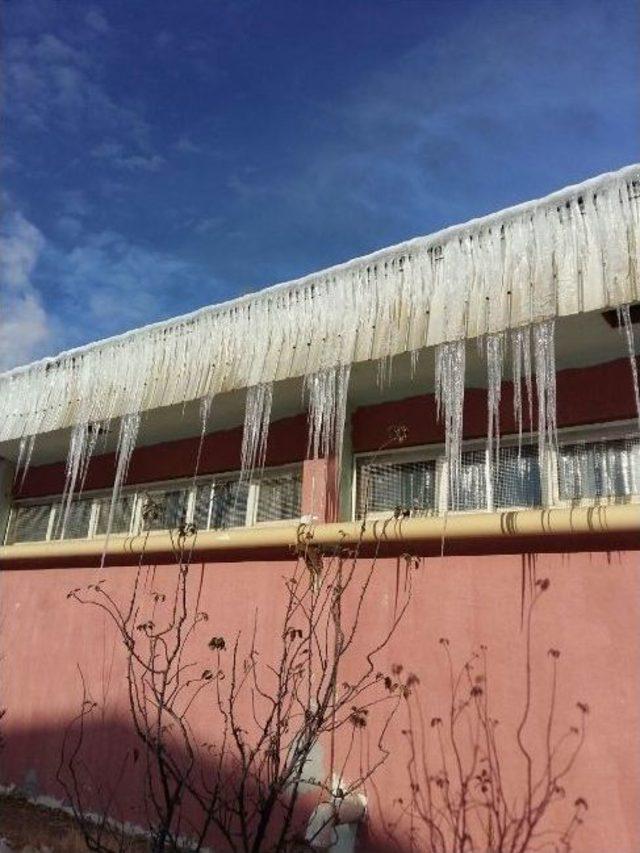 &Ccedil;atılardaki Buz Sarkıtları İnsan Boyunu Ge&ccedil;ti 1