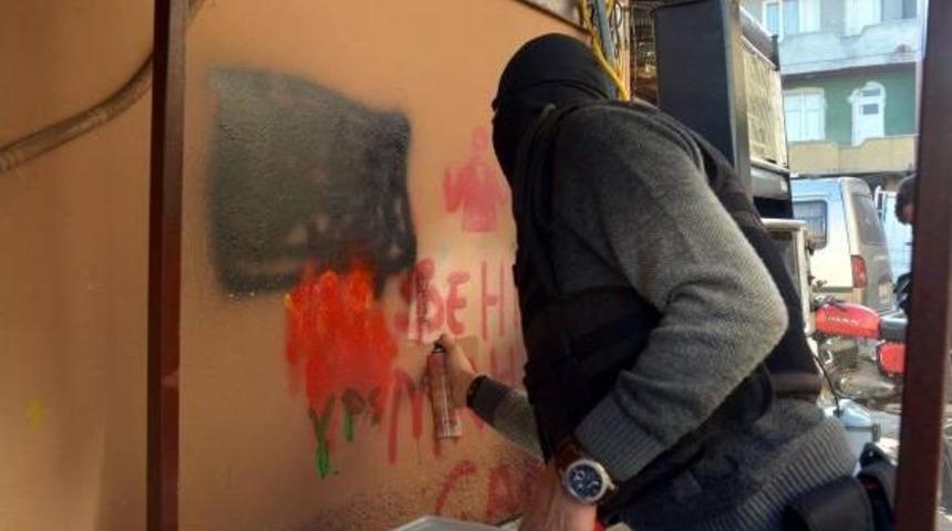 Polis, Duvarlardaki Pkk Sloganlarını Sprey Boya Ile Kapattı