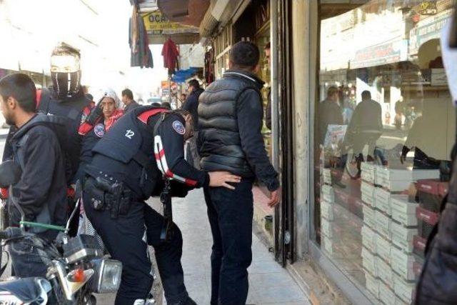 Polis, Duvarlardaki Pkk Sloganlarını Sprey Boya Ile Kapattı