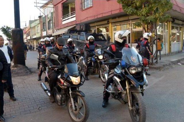 Polis, Duvarlardaki Pkk Sloganlarını Sprey Boya Ile Kapattı