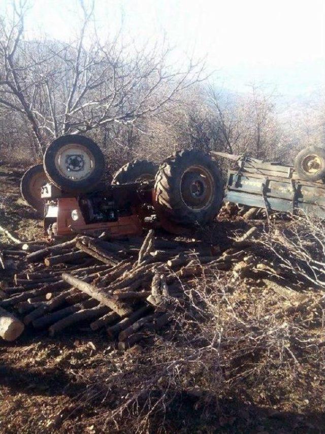 Odun Yüklü Traktör Devrildi: 1 Ölü