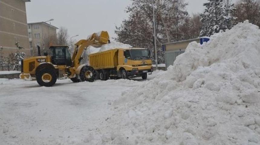 Paland&ouml;ken Belediyesi Kamyonlarla Şehir Dışına Kar Taşıyor