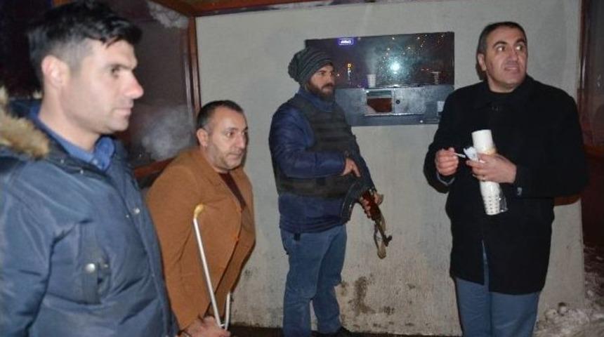 Dondurucu Soğukta N&ouml;bet Tutan Polislere Sıcak İkram