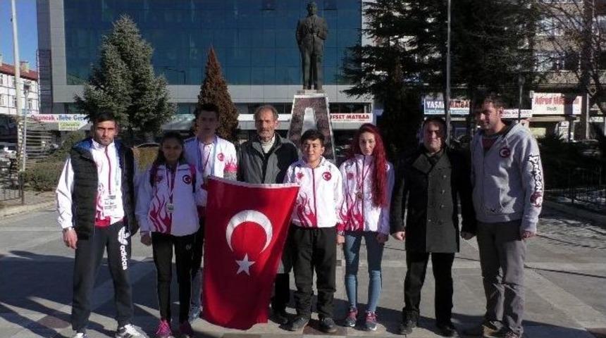 Dereceye Giren Beyşehirli Milli Sporcular Madalyalarını Şehitlere Hediye Etti