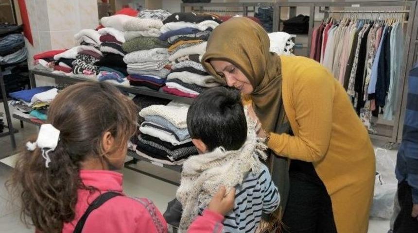 Sosyal Market İhtiya&ccedil; Sahiplerini G&uuml;ld&uuml;r&uuml;yor