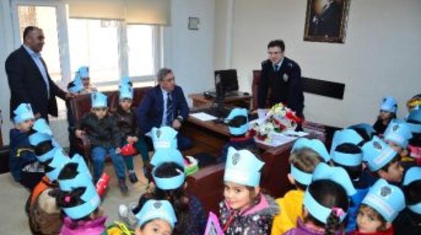 Nezaket El&ccedil;ilerinden Polislere Moral Ziyareti