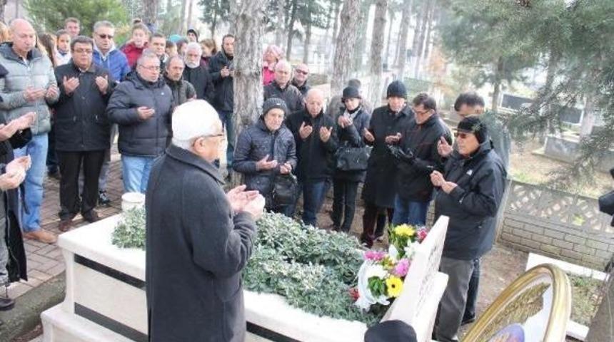 Cengiz G&ouml;ll&uuml; Bursa'daki Mezarı Başında Anıldı