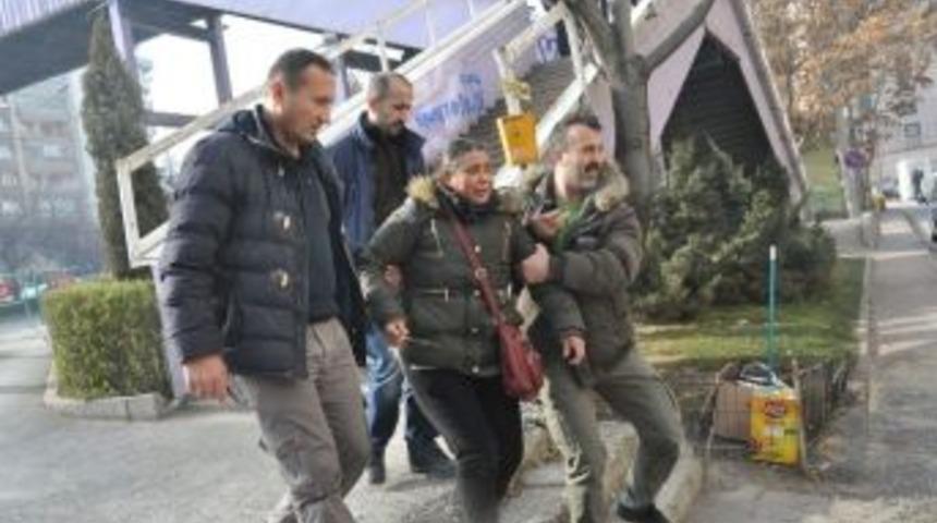 Kocasından Boşanmak İ&ccedil;in &Uuml;st Ge&ccedil;ide &Ccedil;ıkıp İntihar Etmek İstedi