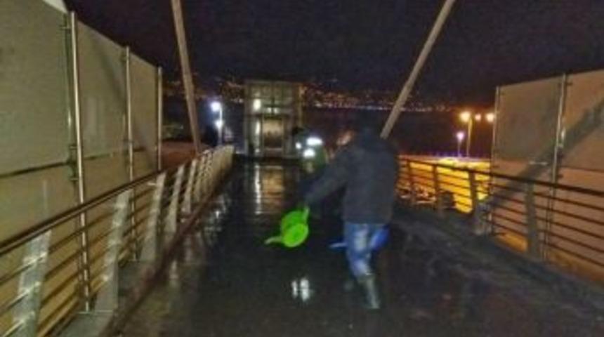 Büyükşehir Kaldırım Ve Yaya Köprülerini Temizliyor