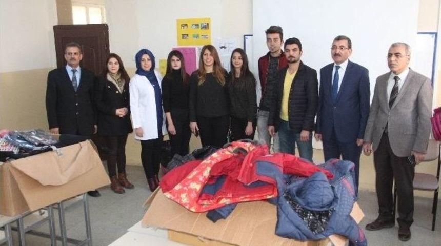 Elazığ&rsquo;da &Ouml;ğrencilere Kıyafet Ve Kırtasiye Yardımı Yapıldı