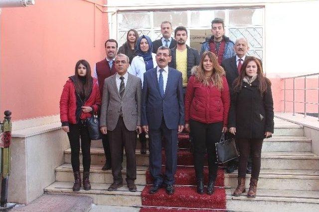 Elazığ&rsquo;da &Ouml;ğrencilere Kıyafet Ve Kırtasiye Yardımı Yapıldı 1